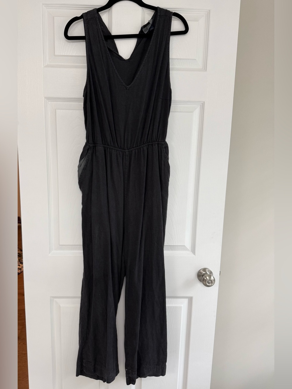 Universal Thread Black V-Neck Sleeveless Jumpsuit